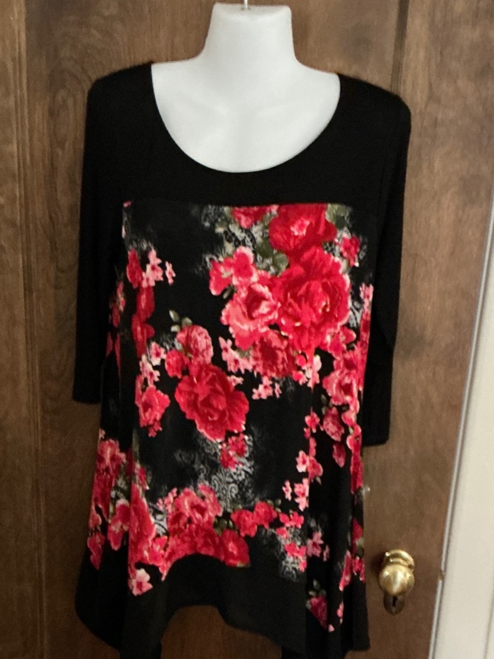 Gorgeous flowy whimsical Kate &Mallory tunic top. Bright floral size small